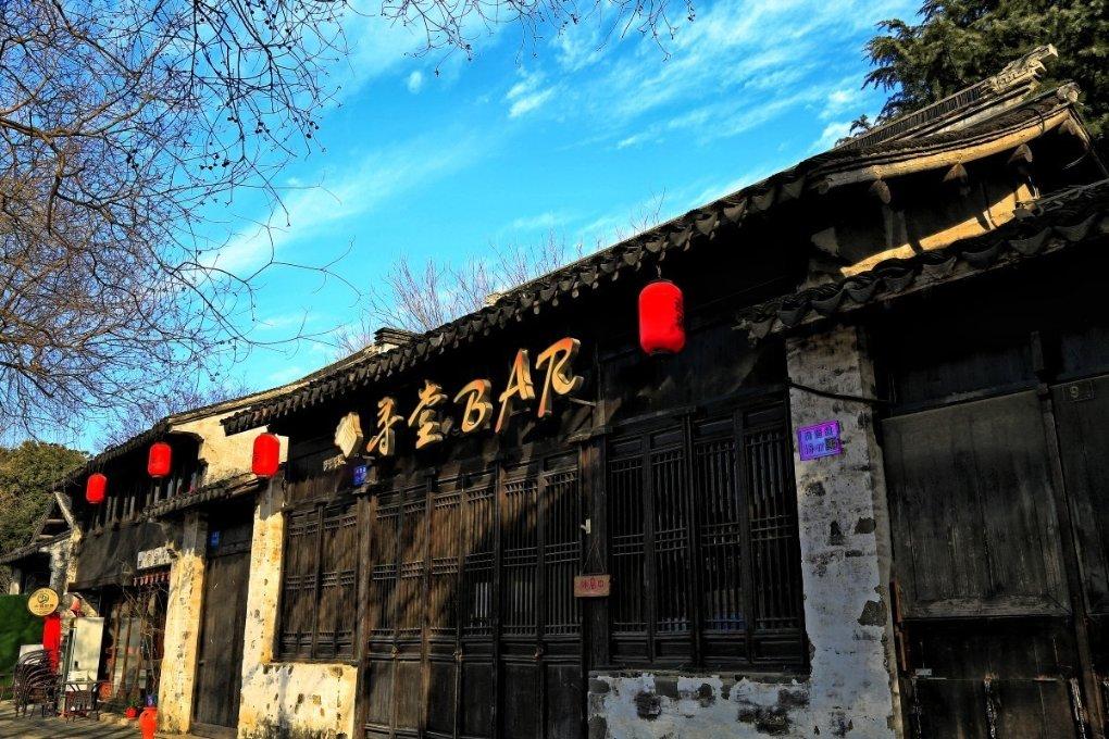 自治区十四届人大二次会议关于政府工作报告的决议